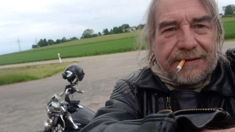 Mann und Motorrad: Fokko mit Elfie