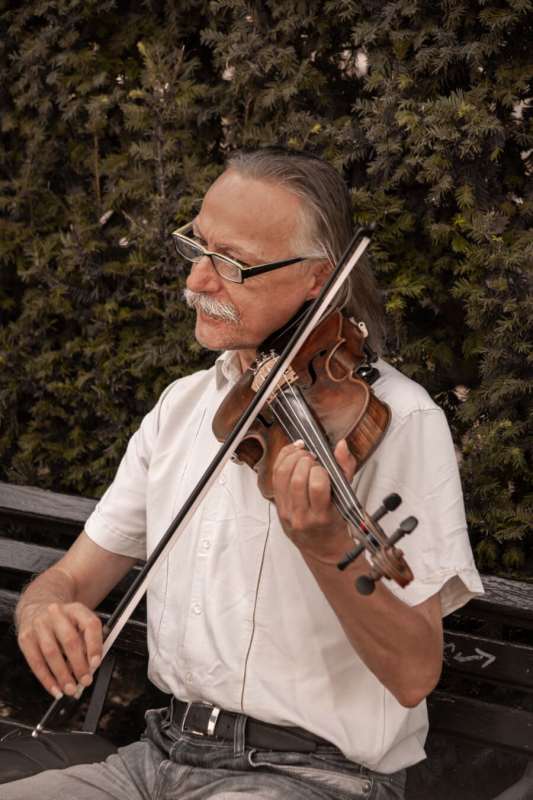 Schlanker Mann mit Geige