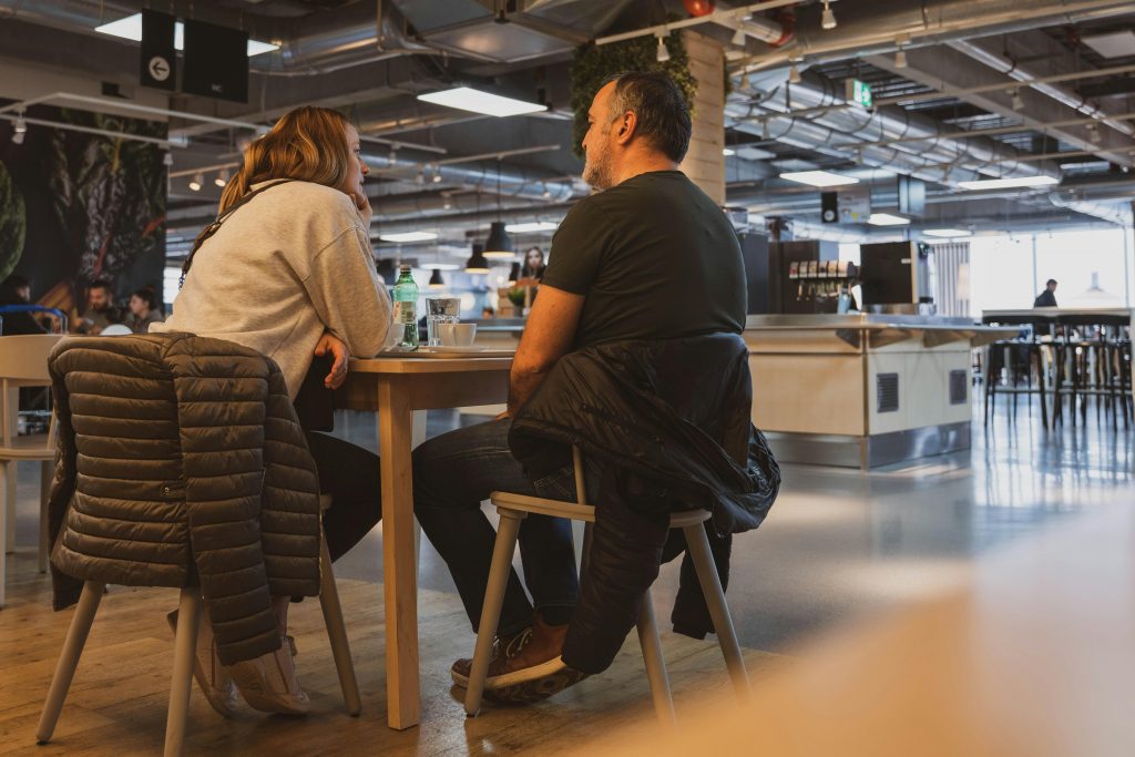 Online-Dating über 50, Cafe, Paar, Kaffee trinken